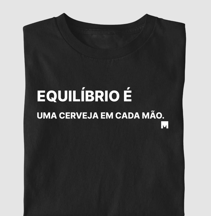Camiseta Equilibrio é ter uma cerveja em cada mão