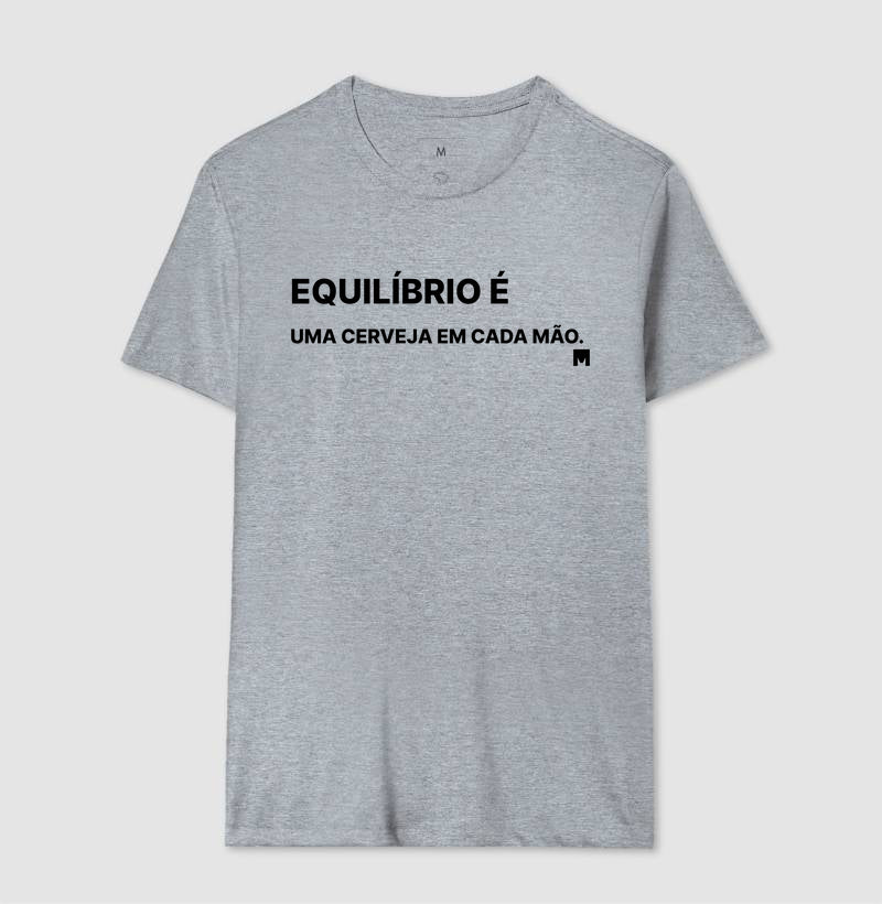 Camiseta Equilibrio é ter uma cerveja em cada mão
